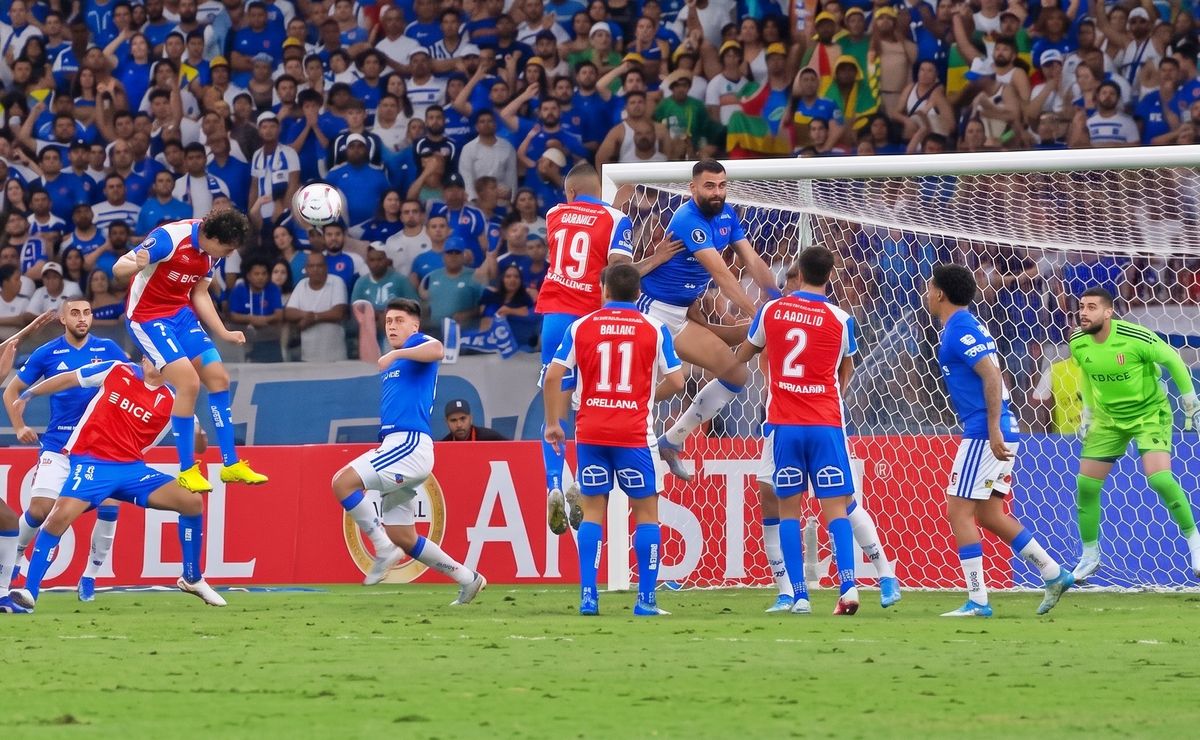 ¡Golazo! Giani salta más alto que todos en Brasil para el 1-0 de Católica sobre Cruzeiro
