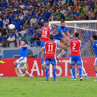 Video: Giani anota un golazo de cabeza para la UC en Brasil