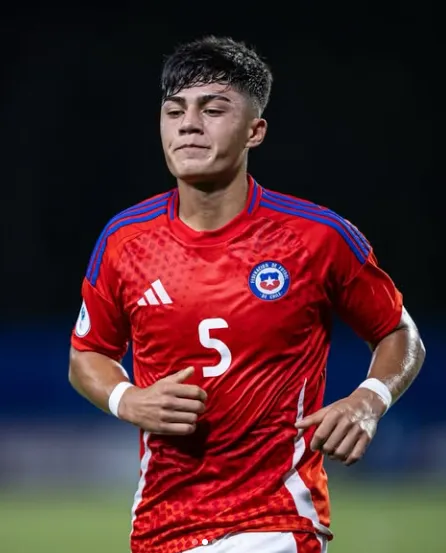 El joven defensor Alonso Olguín sorprendió en el entrenamiento de Colo Colo. Foto: Instagram.
