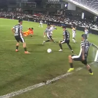 A Pizarro le sacan un gol de la línea en la Copa Libertadores