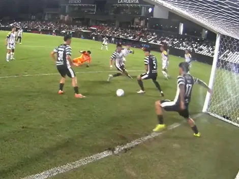 A Pizarro le sacan un gol de la línea en la Copa Libertadores