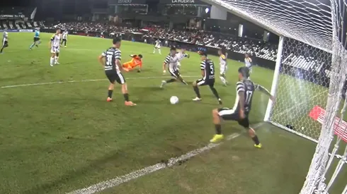 Vicente Pizarro pudo anotar en Rosario Central en Copa Libertadores.