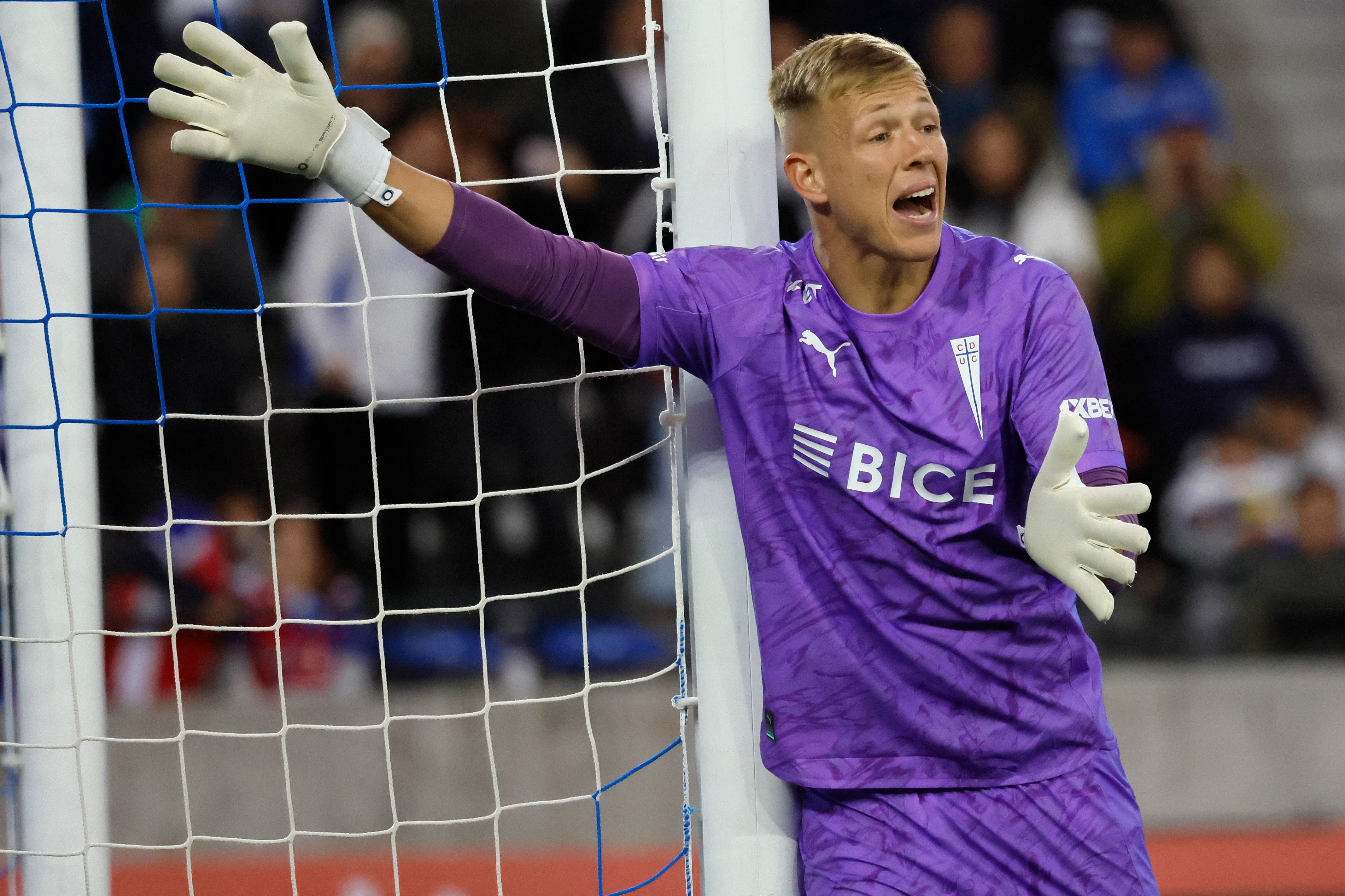 Vicente Bernedo fue uno de los puntos altos en el triunfo de Universidad Católica sobre Cruzeiro. | Foto: Photosport.