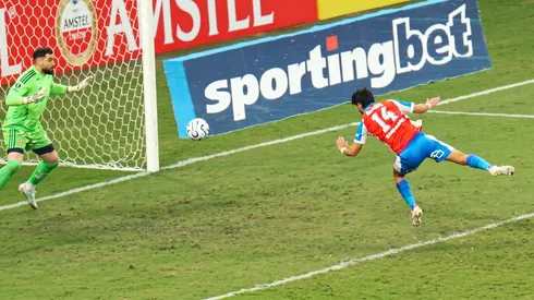 Martínez anotó un gol histórico para la Católica.