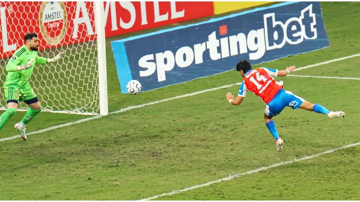 Martínez anotó un gol histórico para la Católica.