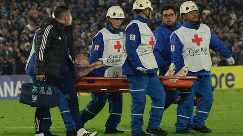 El Tucu Contreras fue retirado en camilla de la cancha.