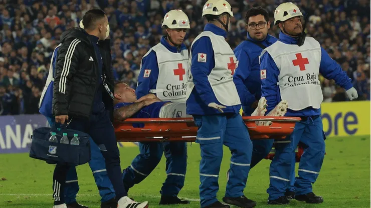 El Tucu Contreras fue retirado en camilla de la cancha.