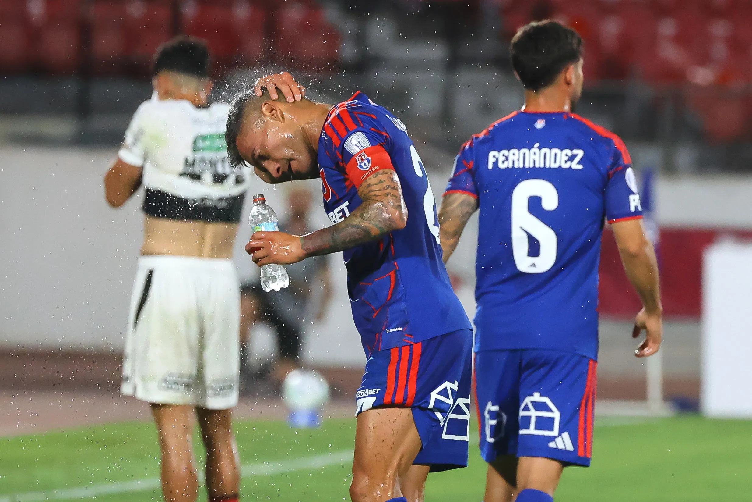 Charles Aránguiz ya se ha perdido seis partidos de la U. Foto: Jonnathan Oyarzun/Photosport