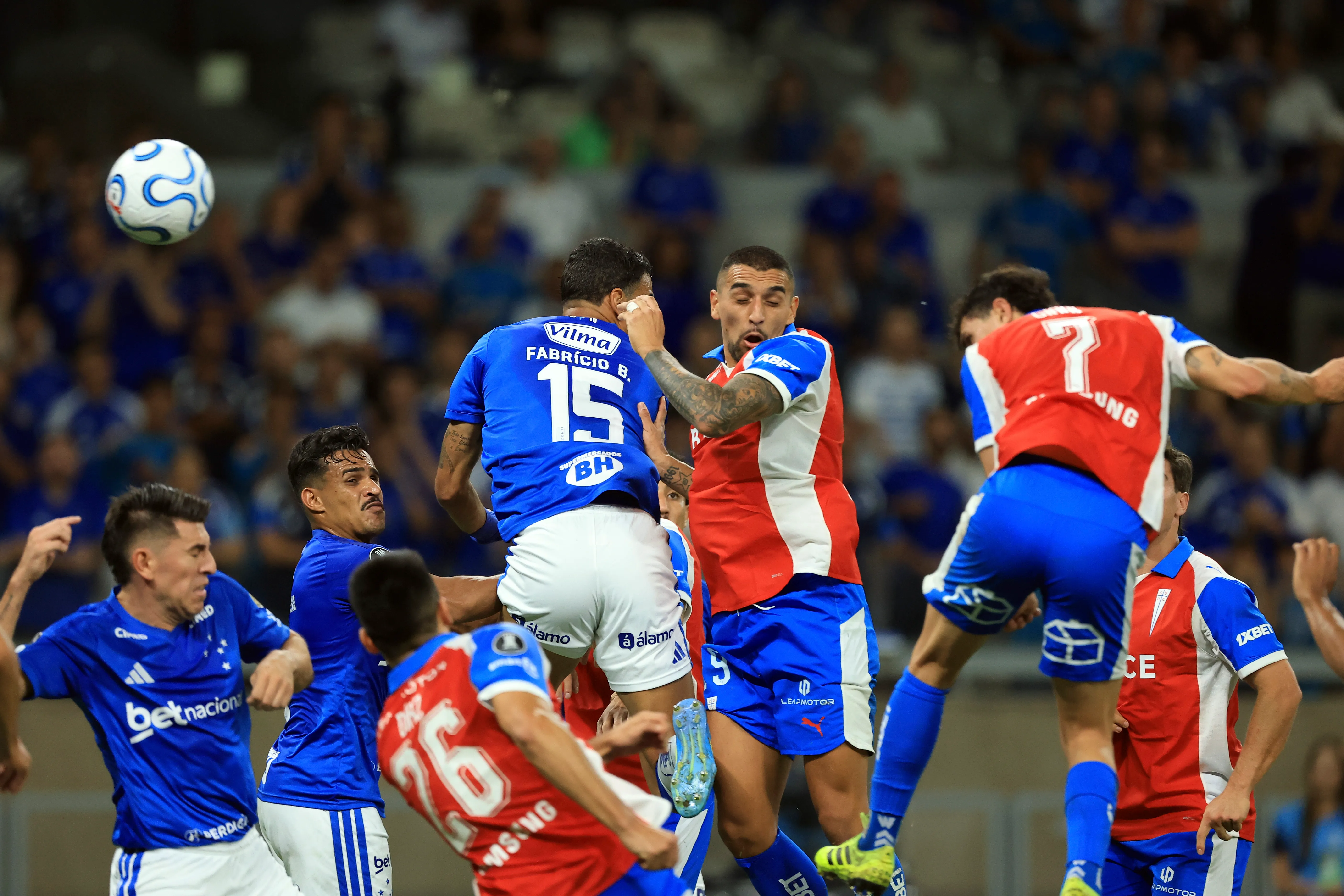 Justo Giani cabeceó así el preciso centro enviado por Fernando Zuqui. (Pier Giorgio Giavelli/Photosport).