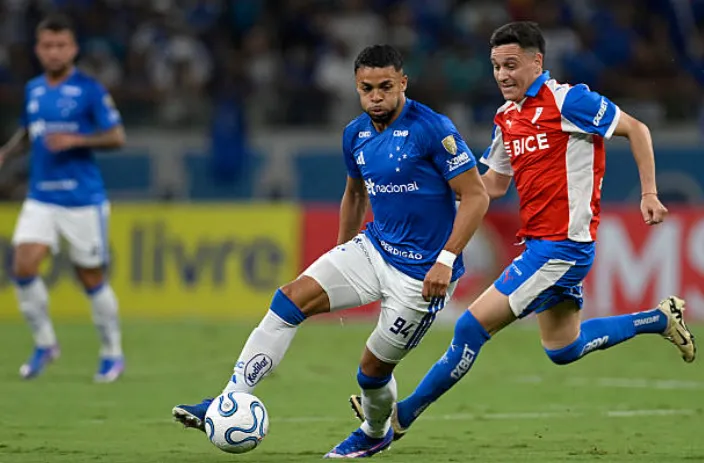 Fernando Zuqui persigue a Wanderson en el estadio Mineirao. (Getty Images).