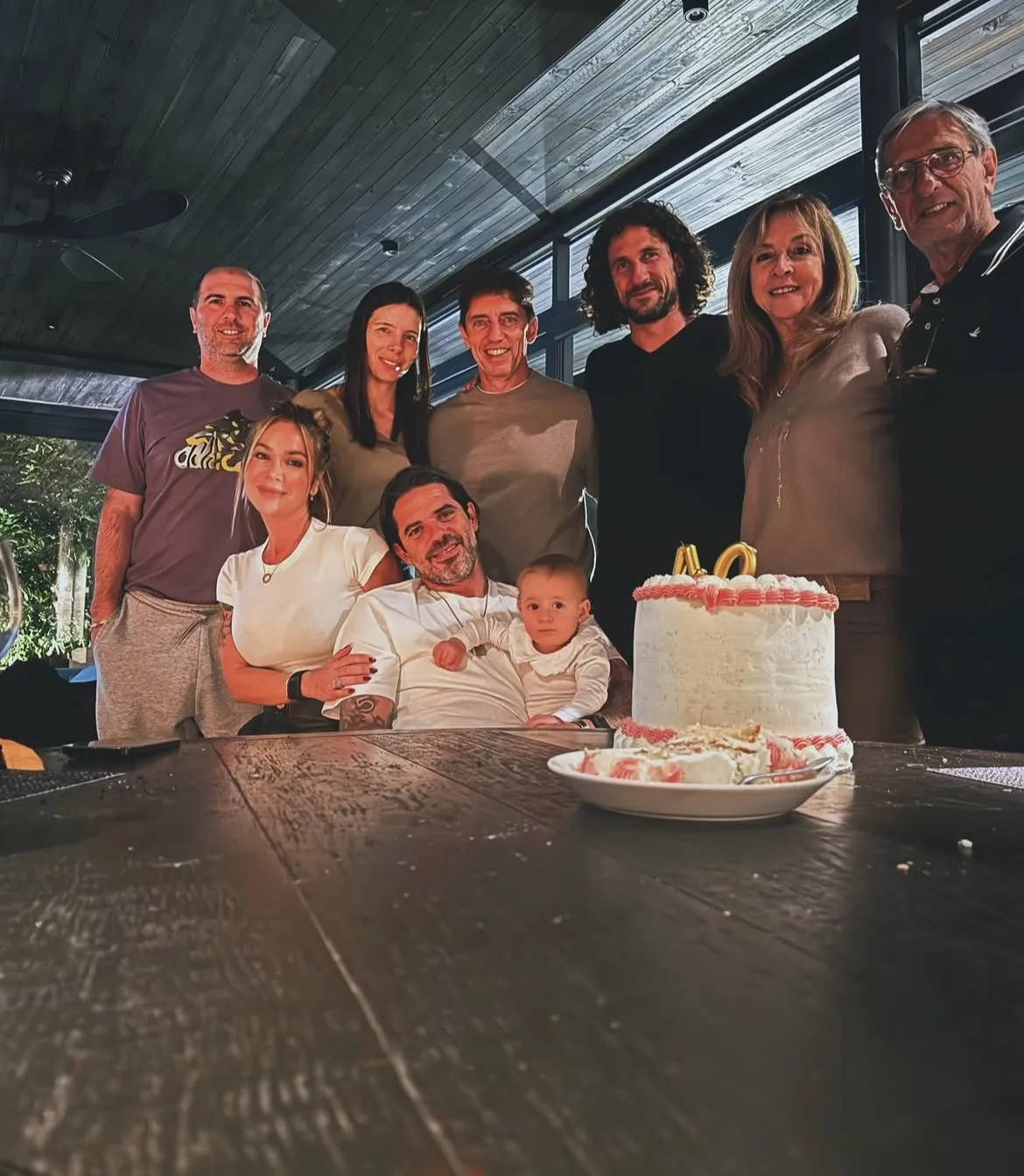 La foto de la celebración de cumpleaños con el cuerpo técnico de la U. Foto: Instagram.