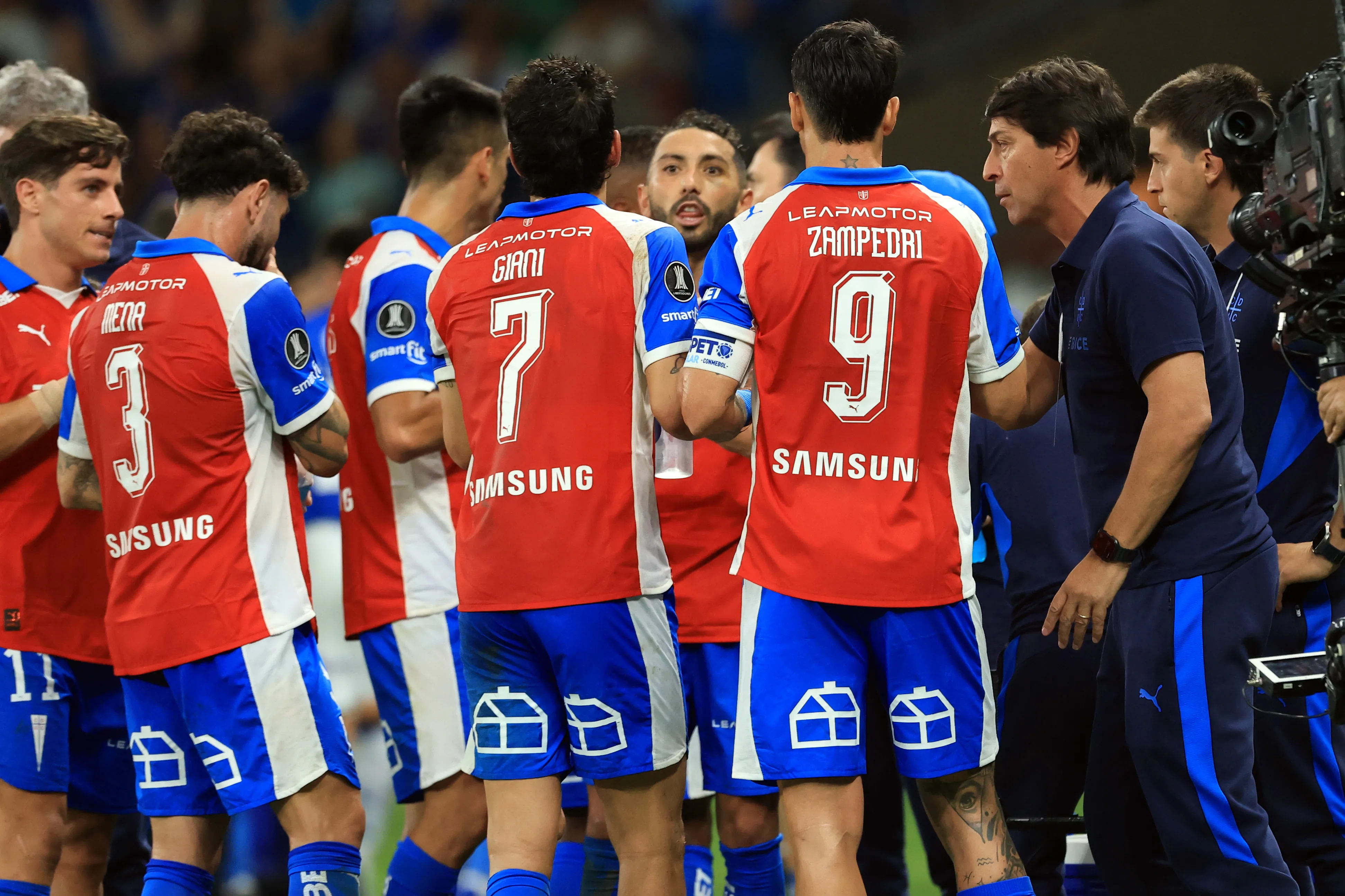Daniel Garnero da indicaciones en el Mineirao, donde la UC firmó un triunfazo contra Cruzeiro. (Pier Giorgio Giavelli/Photosport).