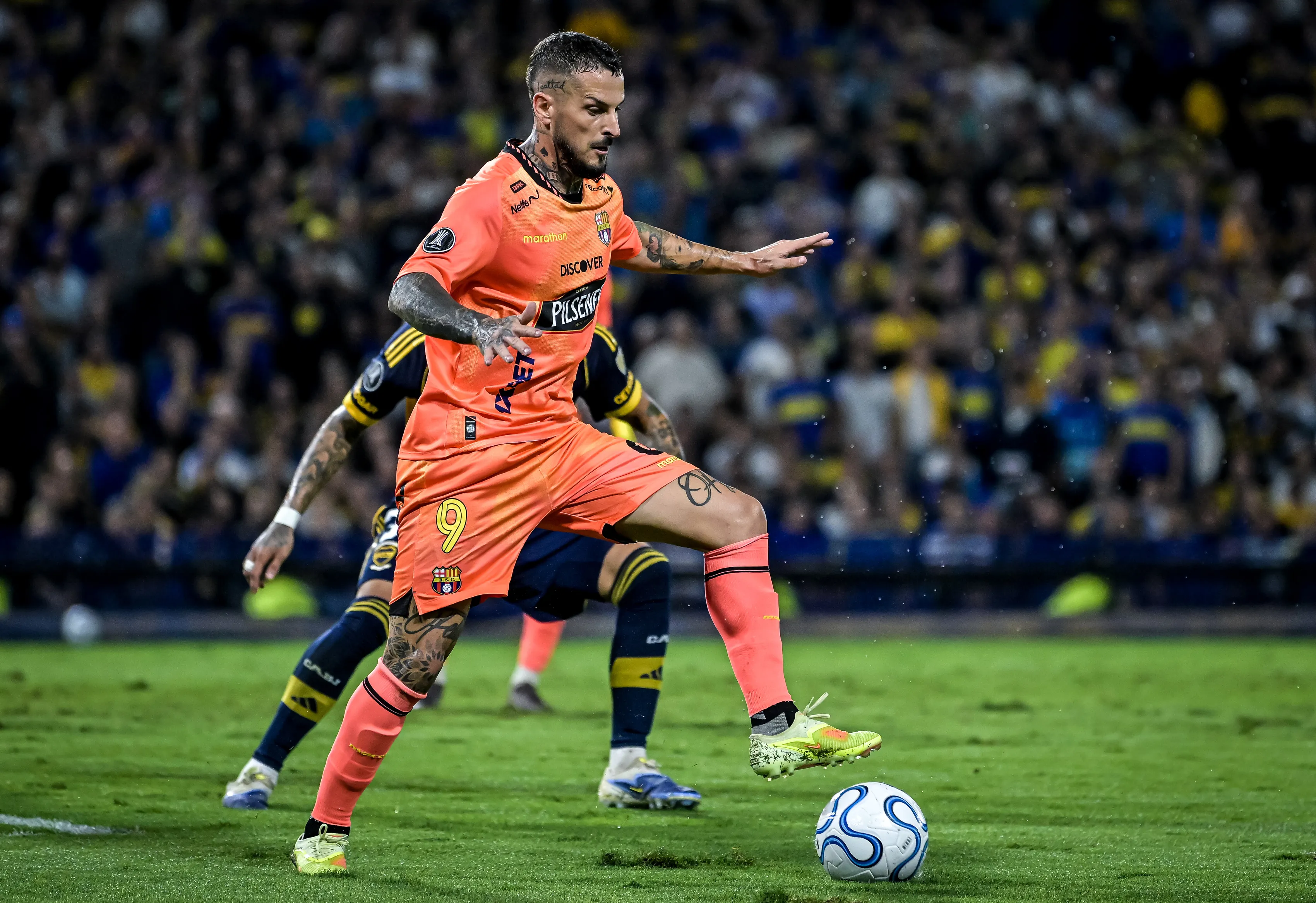 Dario Benedetto en acción ante Boca en La Bombonera. (Marcelo Endelli/Getty Images).