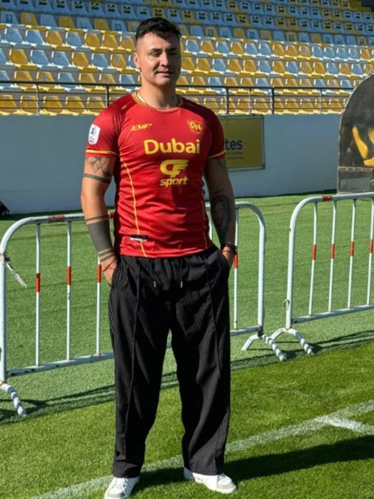 Cristóbal Campos con la camiseta de Glorias Navales en el estadio Sausalito. Foto: LUN.