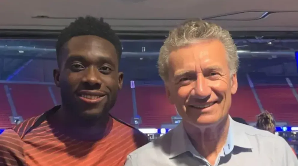 Jorge Alvial junto a Alphonso Davies, lateral zurdo del Bayern Múnich. (Archivo).
