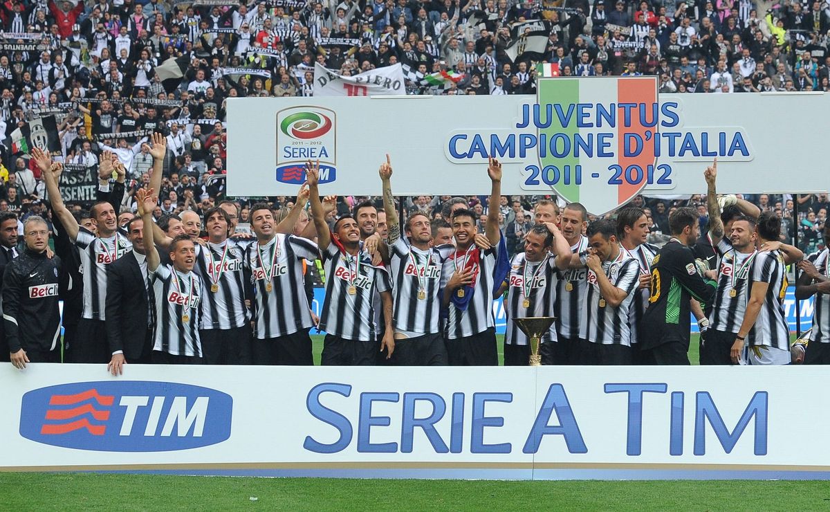 Fue compañero de Arturo Vidal: luto en el fútbol mundial por la muerte de Alexander Manninger