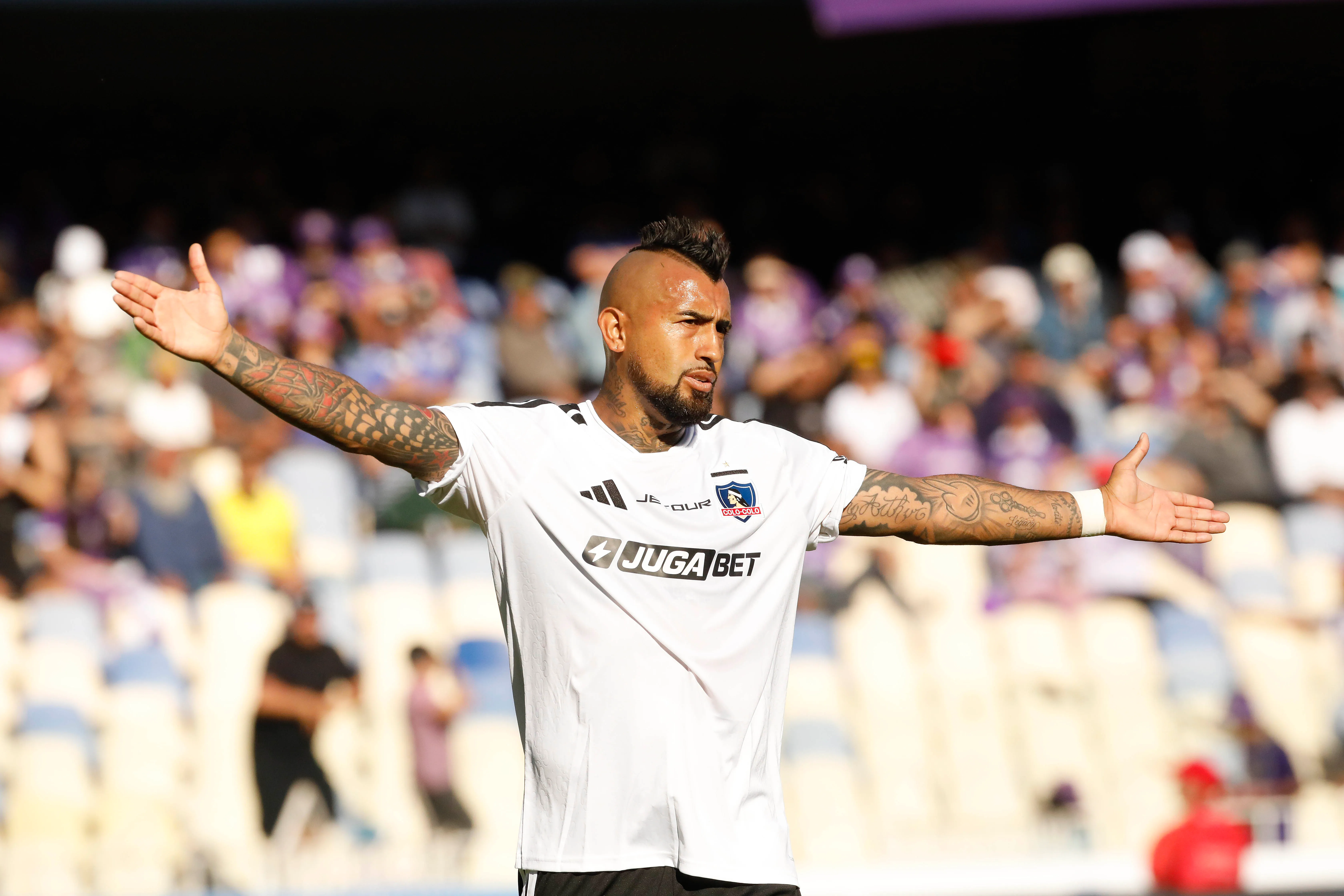 Arturo Vidal entrena como volante en Colo Colo para su duelo con Palestino para escaparse en la cima. Foto: Photosport.