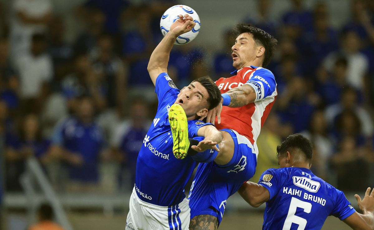 “Lo de Zampedri es espectacular”: Solabarrieta se rinde ante el capitán de U. Católica