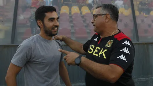 Ronald Fuentes saluda a Francisco Meneghini en un partido entre Unión Española vs O'Higgins.