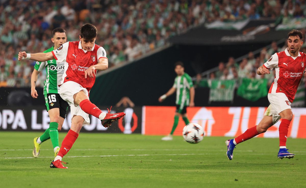 Polémica: el Braga le descuenta al Betis de Pellegrini con Llorente desmayado en el área