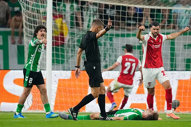 Braga celebraba el gol, Llorente estaba nocaut en el piso.