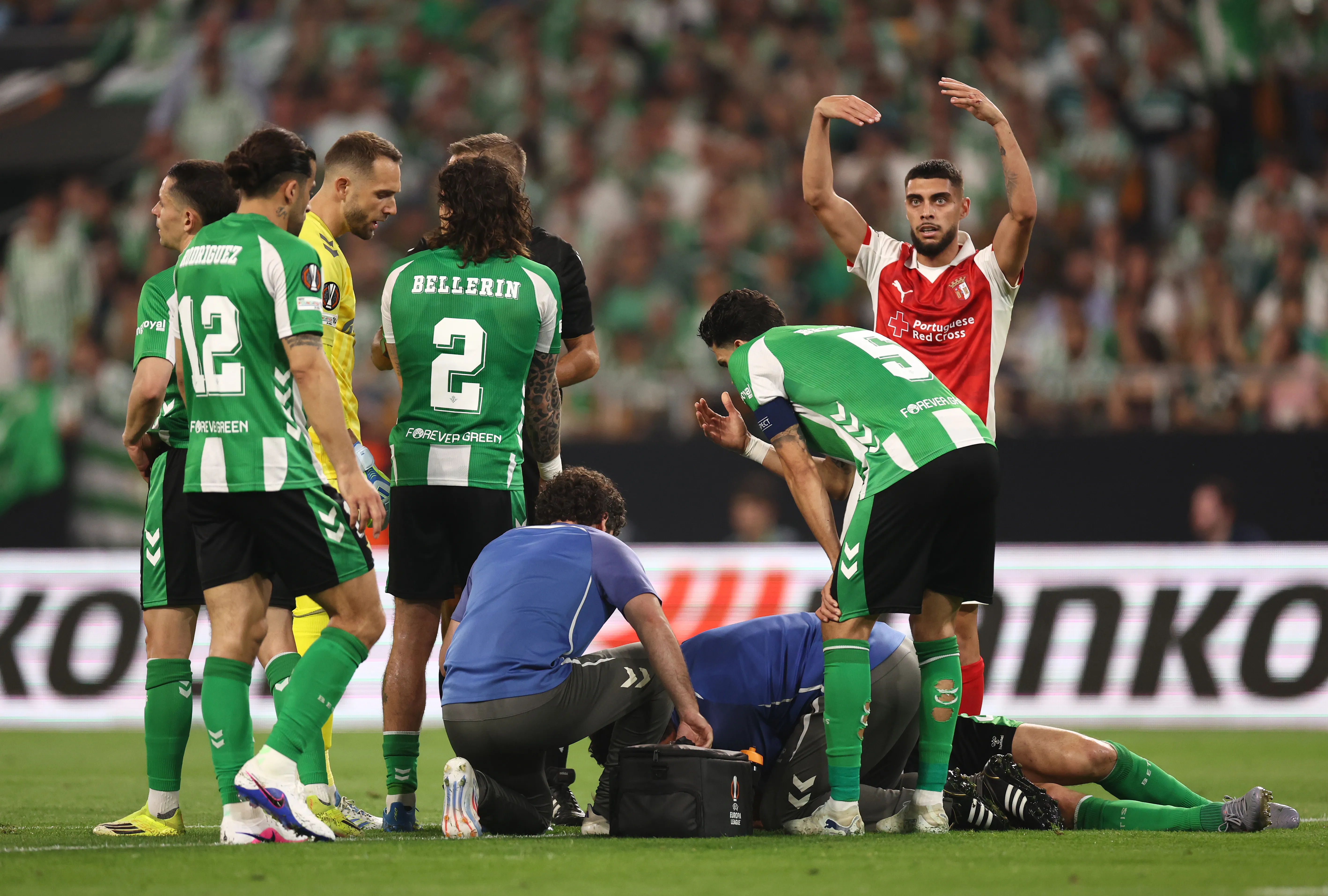 SEVILLE, SPAIN – APRIL 16: Diego Llorente of Real Betis receives medical treatment during the UEFA Europa League 2025/26 Quarter-Final Leg Two match between Real Betis Balompie and SC Braga at Estadio La Cartuja on April 16, 2026 in Seville, Spain. (Photo by Fran Santiago/Getty Images)
