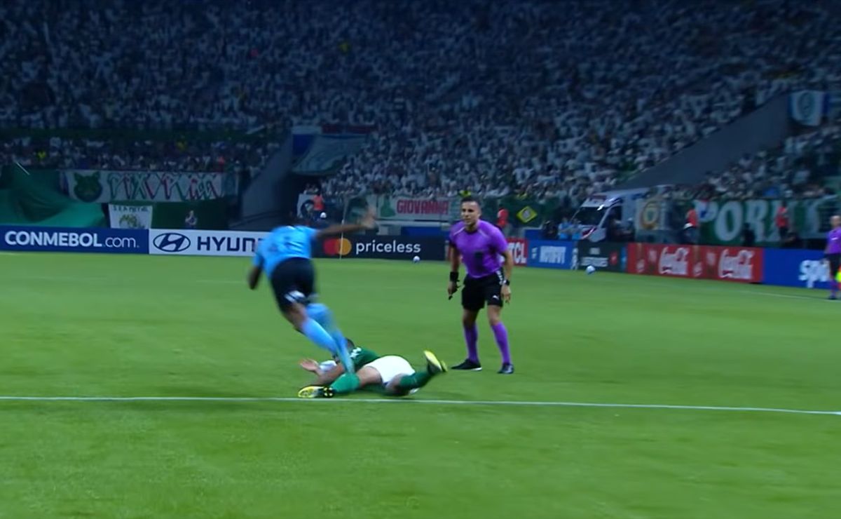 Piero Maza no sale de la polémica con U de Chile y ahora regala un penal a Palmeiras en Copa