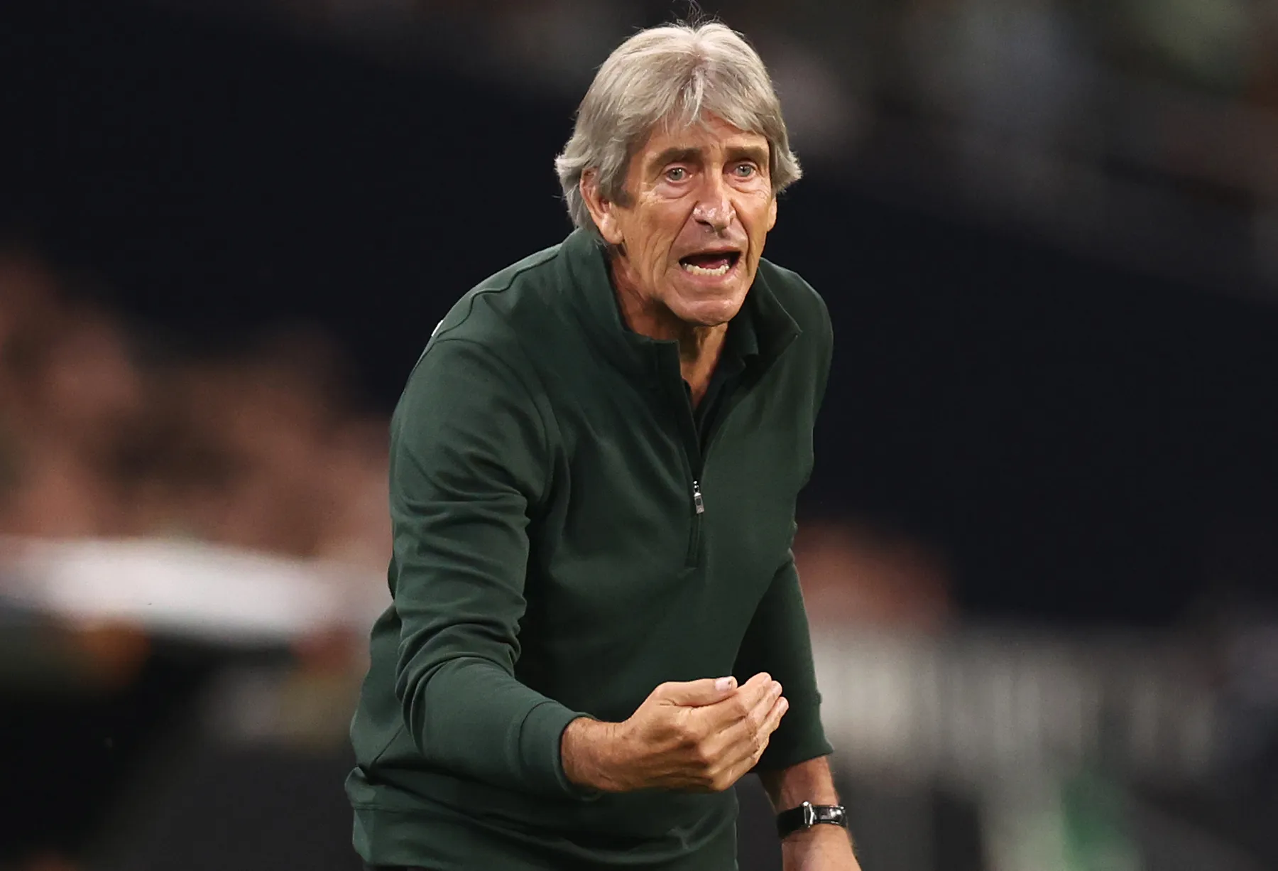 Periodista español asegura que es muy difícil que Pellegrini siga en el Betis la próxima temporada tras fracaso en Europa League. La selección chilena afila los colmillos.