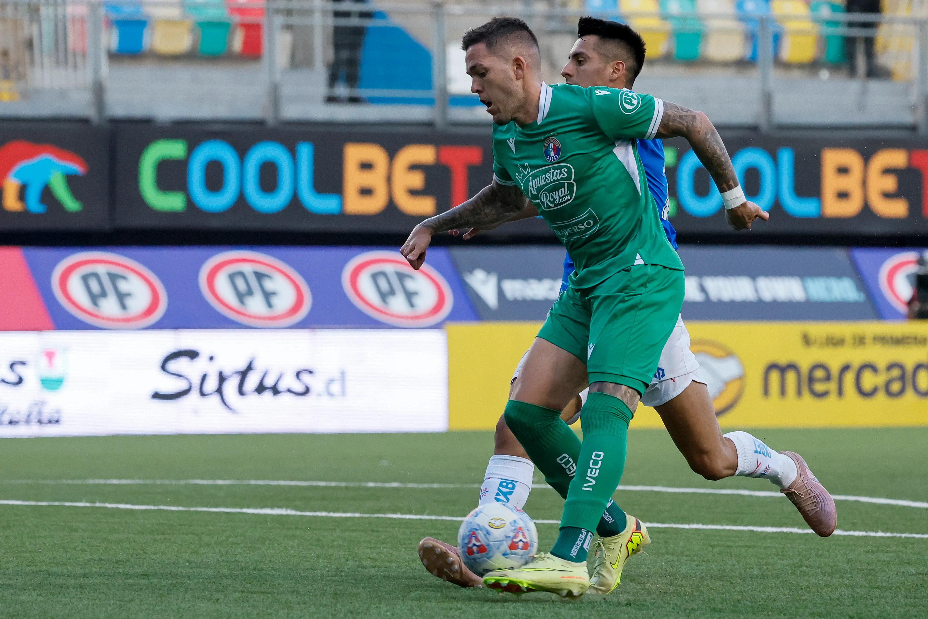 Troyansky le anotó un golazo de globito a la Católica en La Florida. (Andres Pina/Photosport).