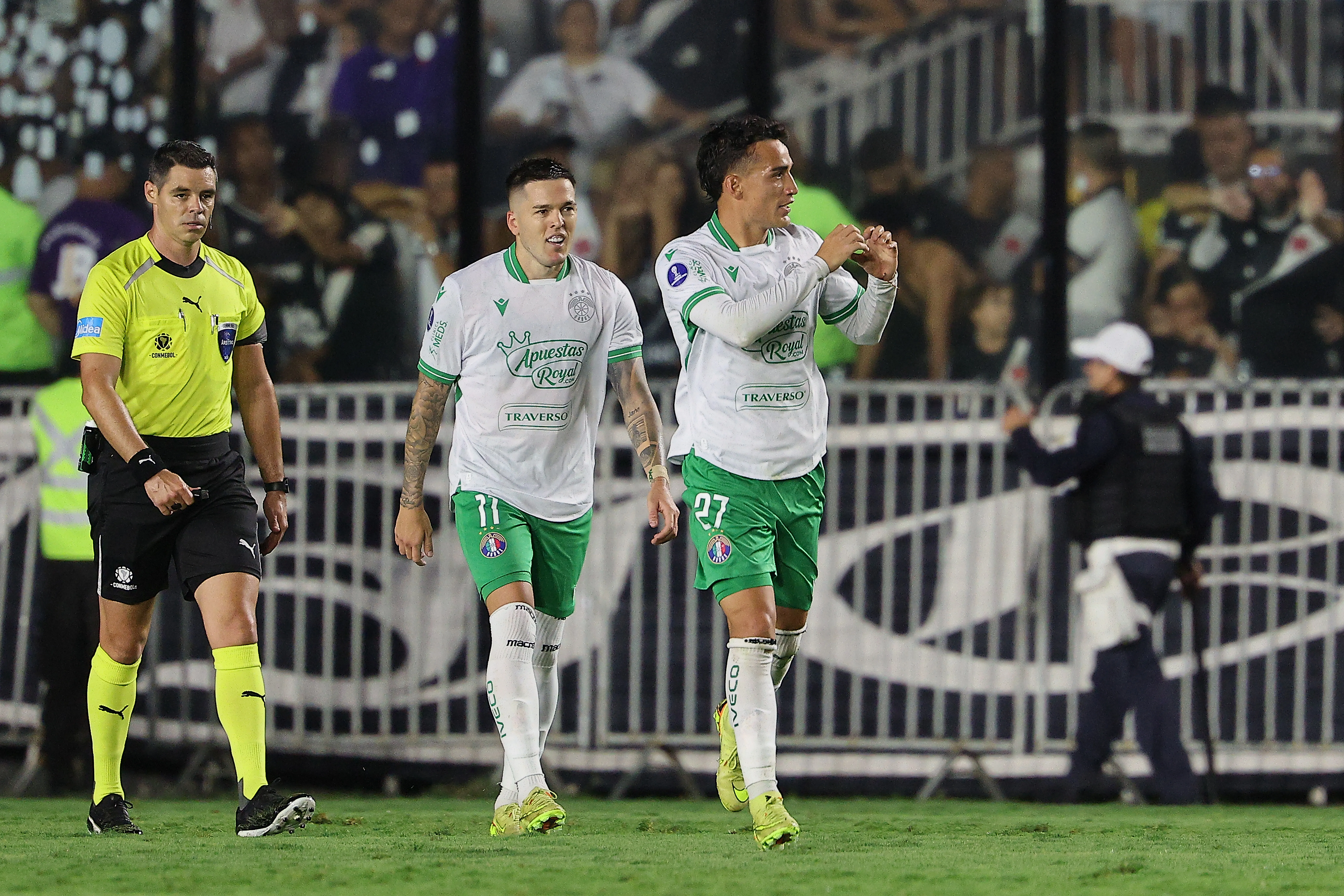 Troyansky festeja junto a Michael Fuentes Vadulli en Brasil. (Wagner Meier/Getty Images).