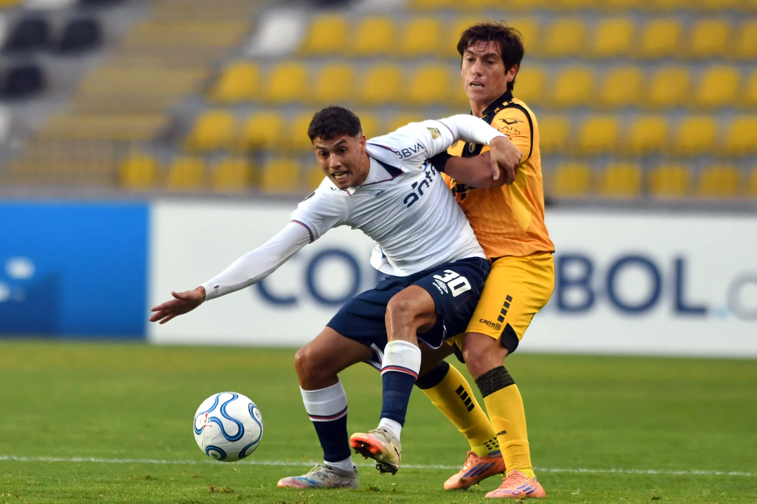 Juan Cornejo en acción frente a Nacional de Uruguay. (MateoAlejandro Pizarro Ubilla/Photosport).