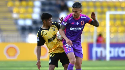 Benjamín Chandía lucha un balón contra Charles Aránguiz.