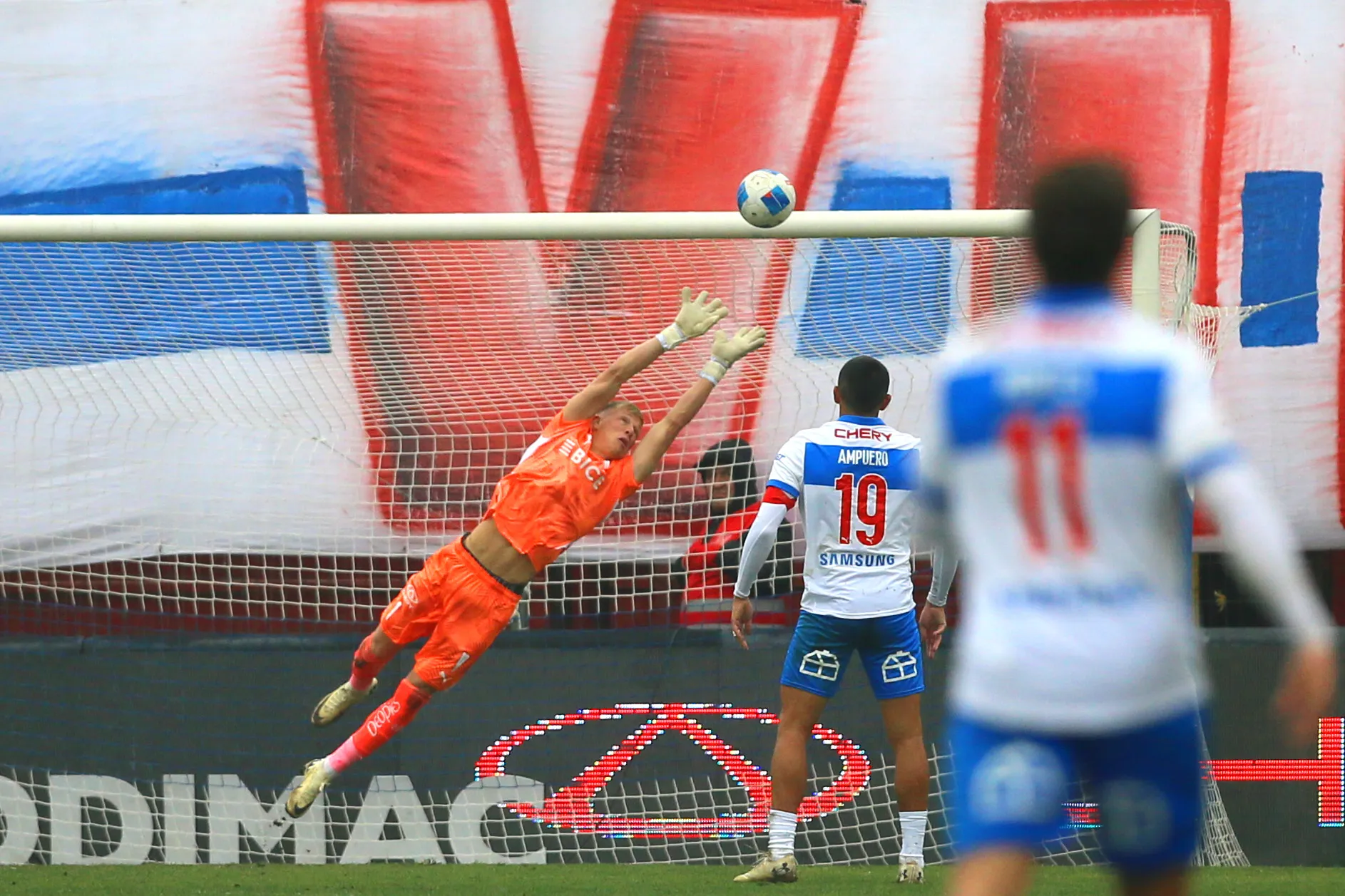 Benjamín Chandía le anotó este golazo a la Católica. (Dragomir Yankovic/Photosport).