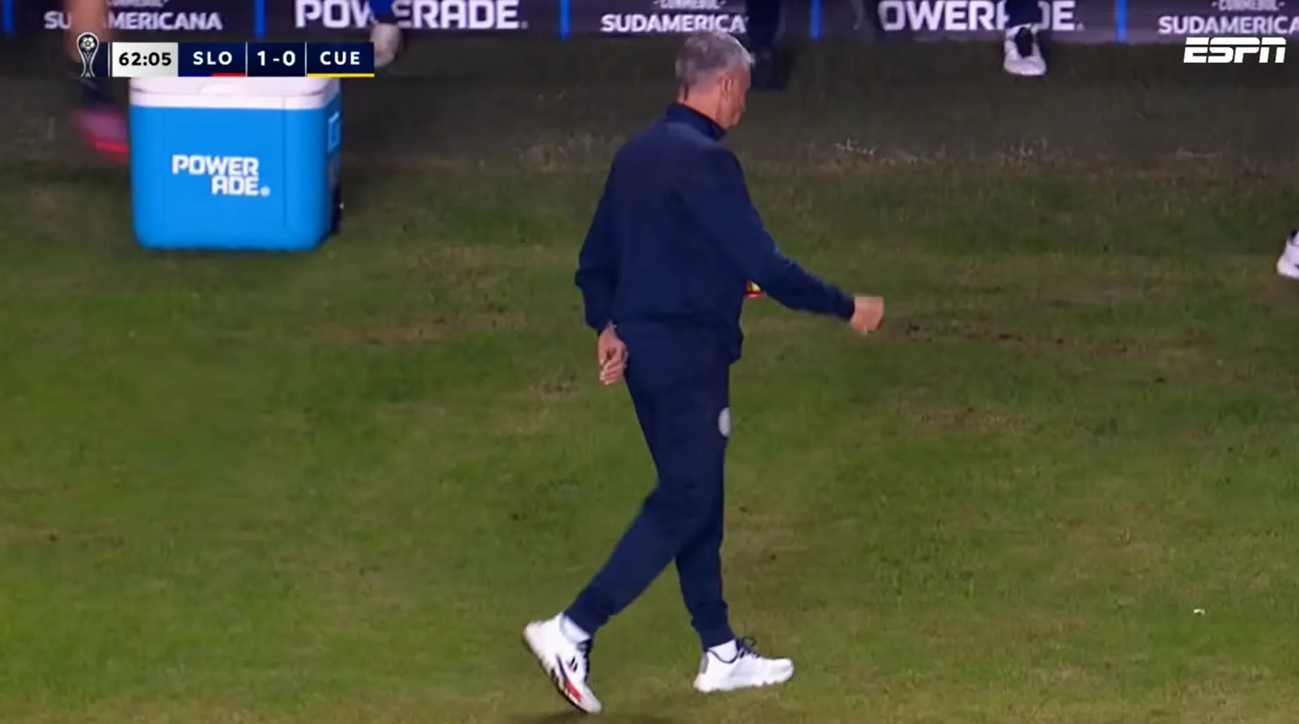 El leve festejo de Gustavo Álvarez al 1-0 de su equipo. (Captura ESPN).