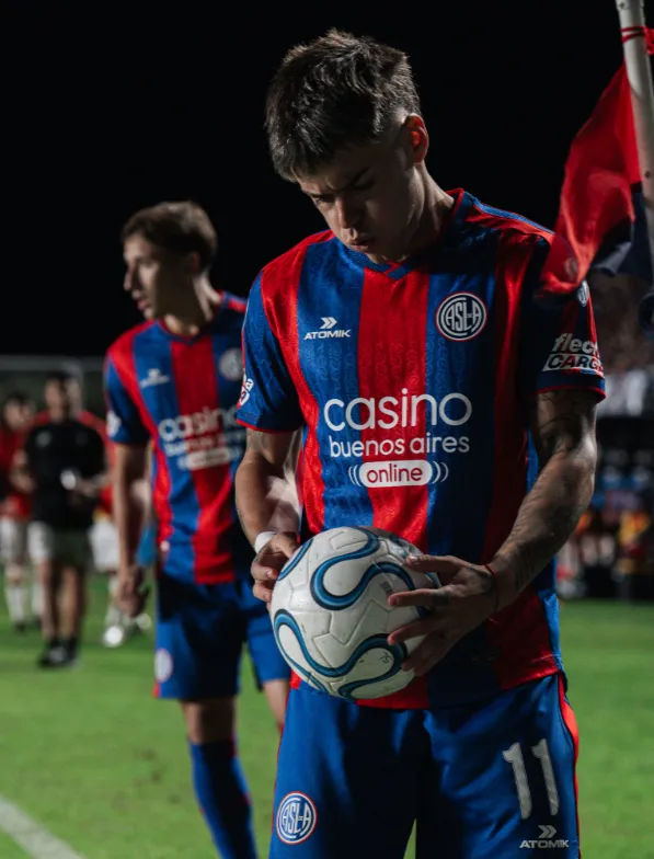 Matías Reali antes del córner que Romaña transformó en gol. (Foto: San Lorenzo de Almagro).
