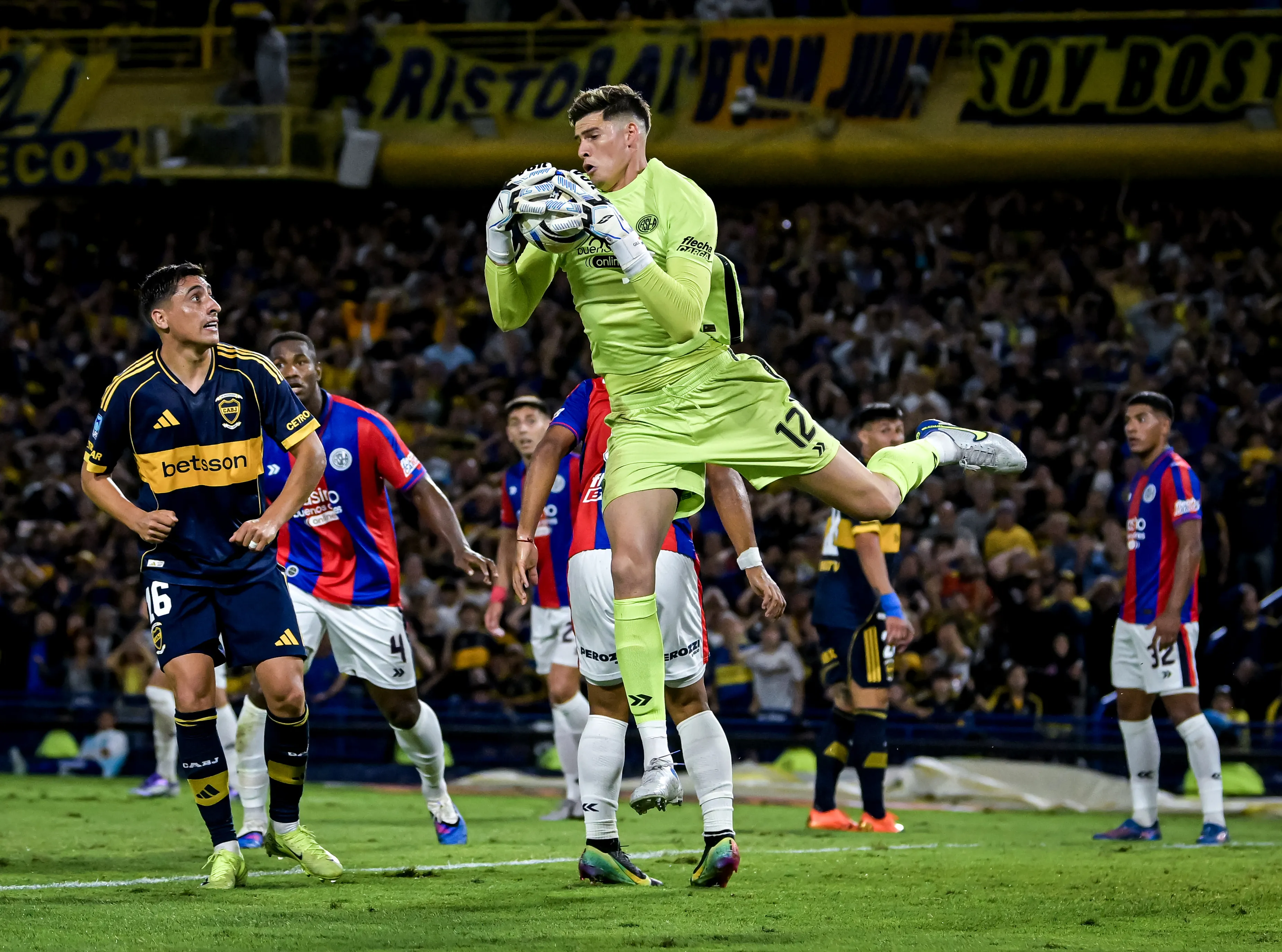 Orlando Gill en acción por San Lorenzo de Almagro vs Boca Juniors. (Marcelo Endelli/Getty Images).
