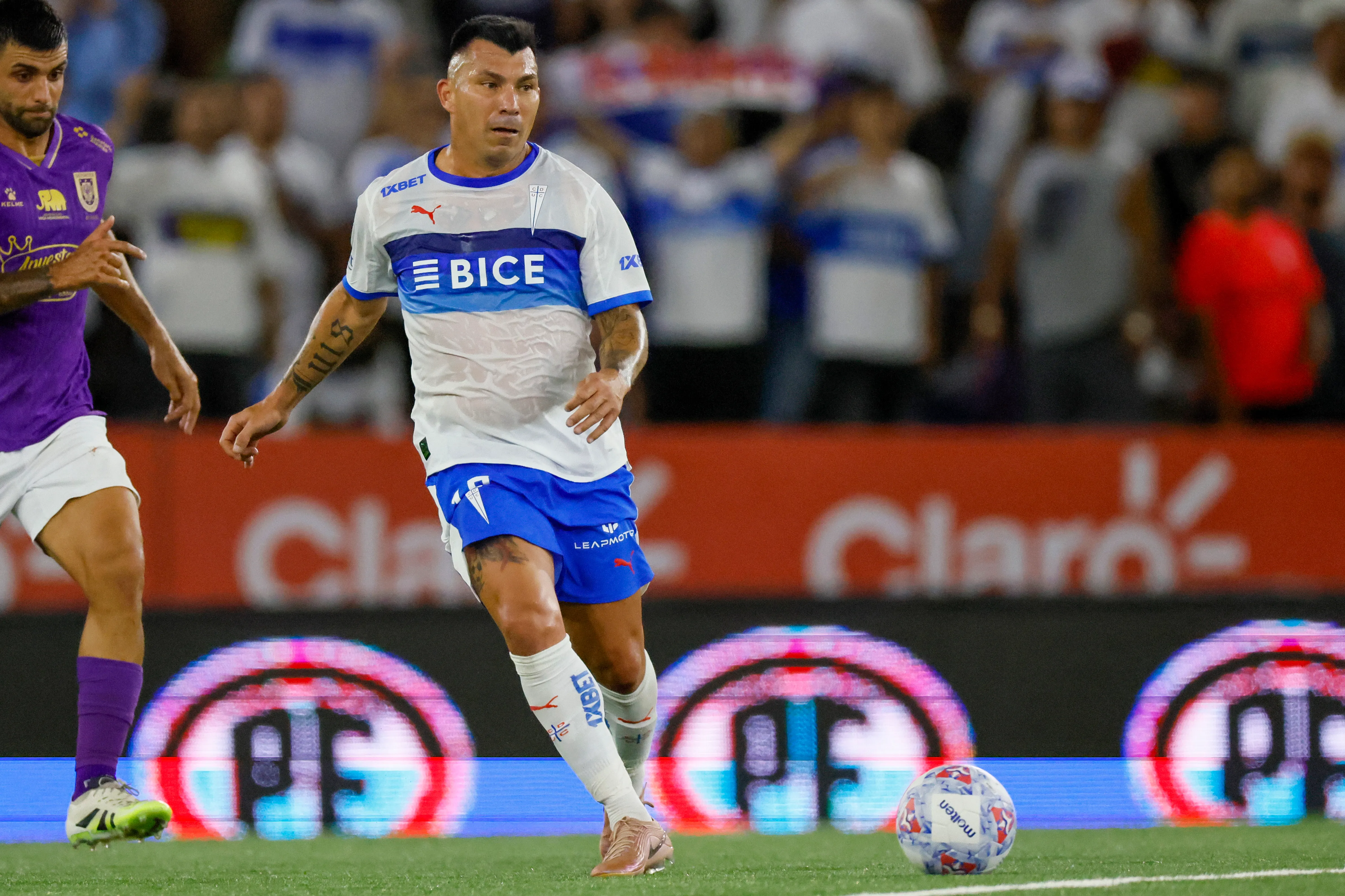 Gary Medel puede perderse el Clásico Universitario ante la U y la Católica lo cuida a más no poder. Foto: Photosport.