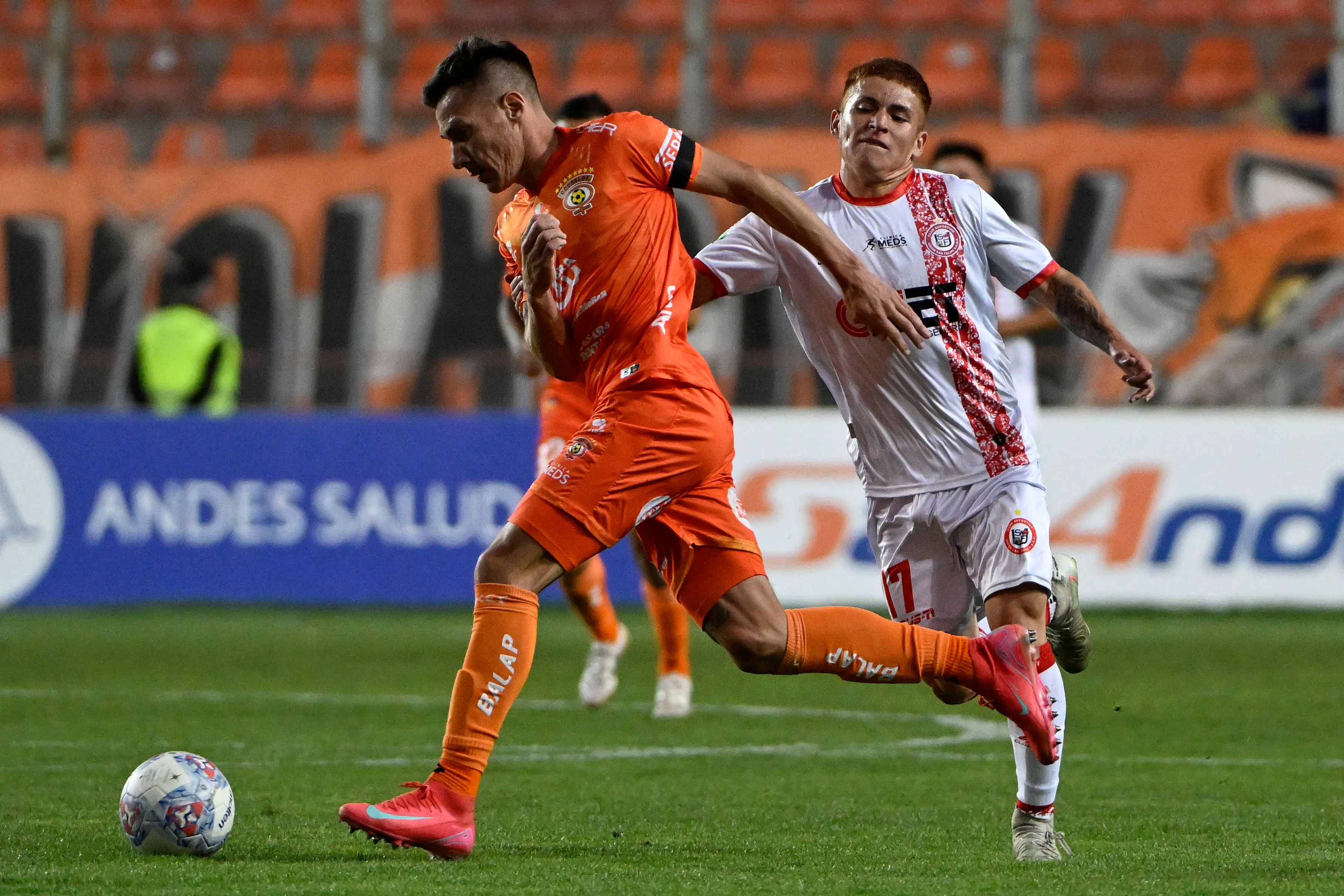 Gary Insaurralde en acción ante Unión San Felipe. (Pedro Tapia/Photosport).