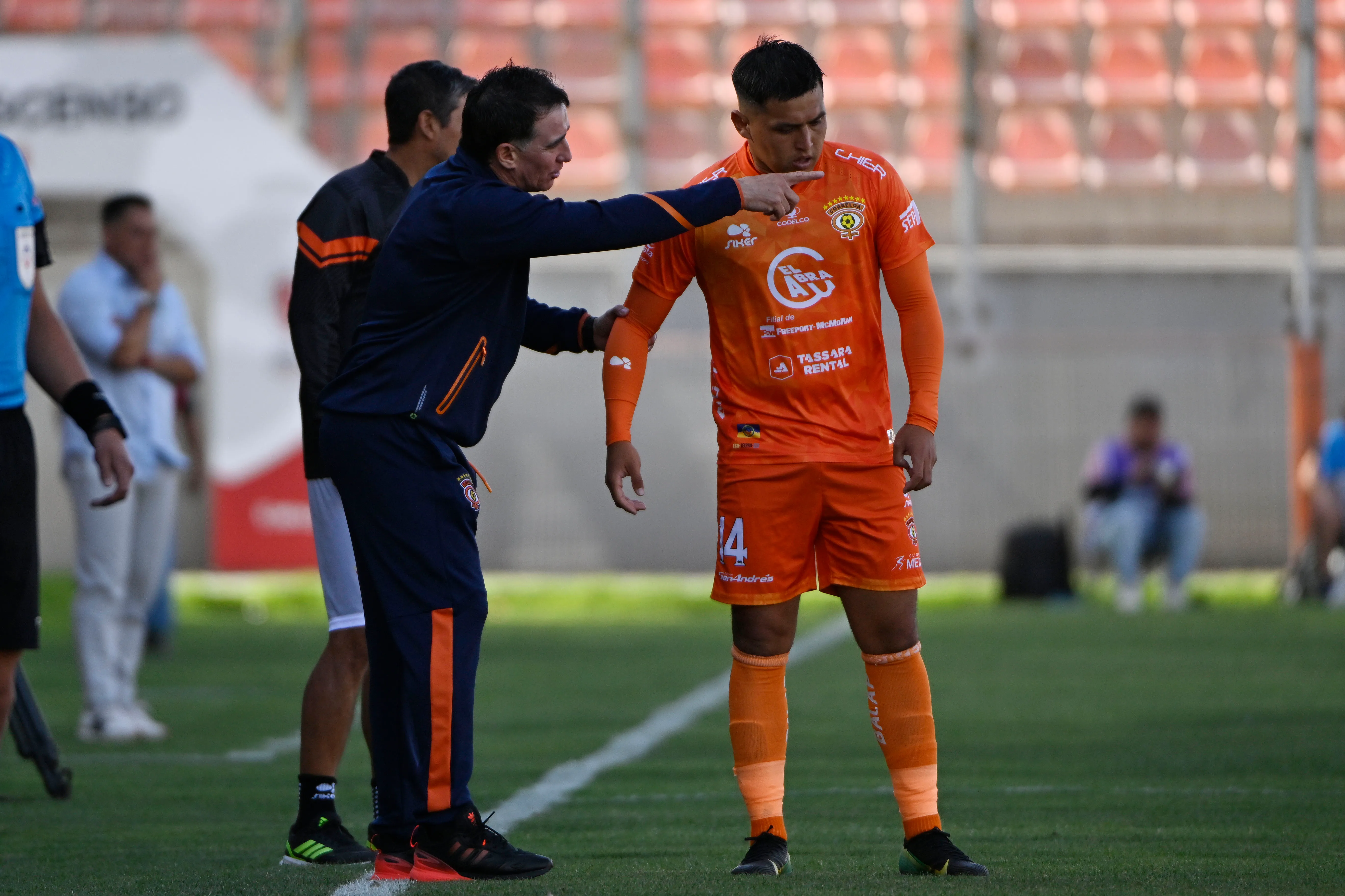 César Bravo le da indicaciones a Tomás Aránguiz, refuerzo loíno en 2026. (Pedro Tapia/Photosport).