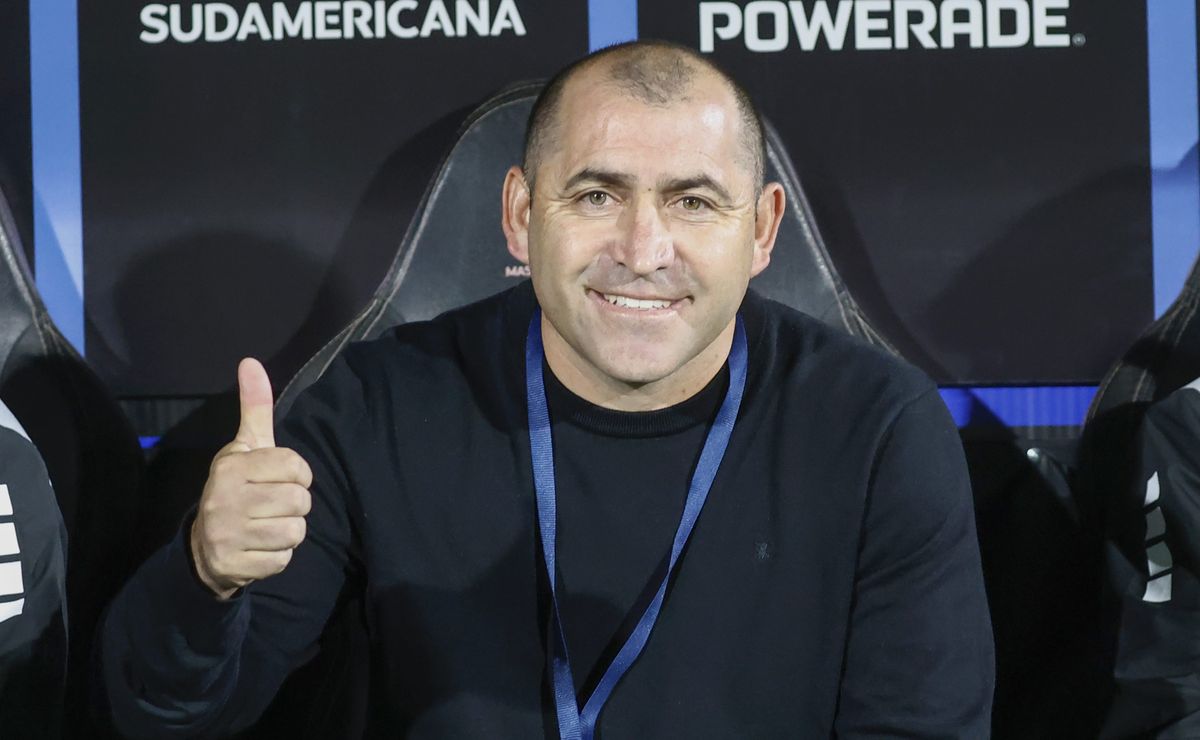 “Hoy es una institución seria”: Cristián Muñoz recibe potente respaldo a horas de partido clave ante Colo Colo