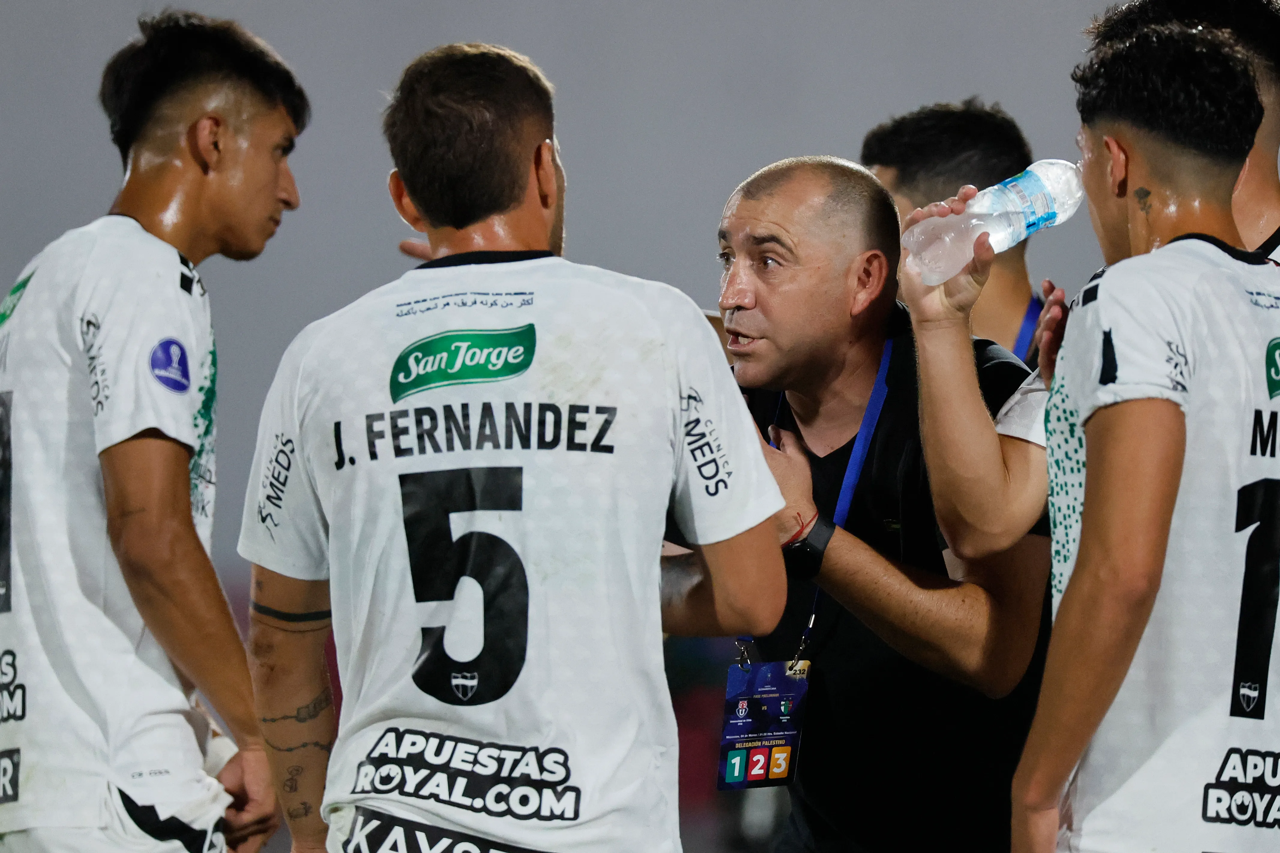 La “Nona” Muñoz vive horas claves al mando de Palestino