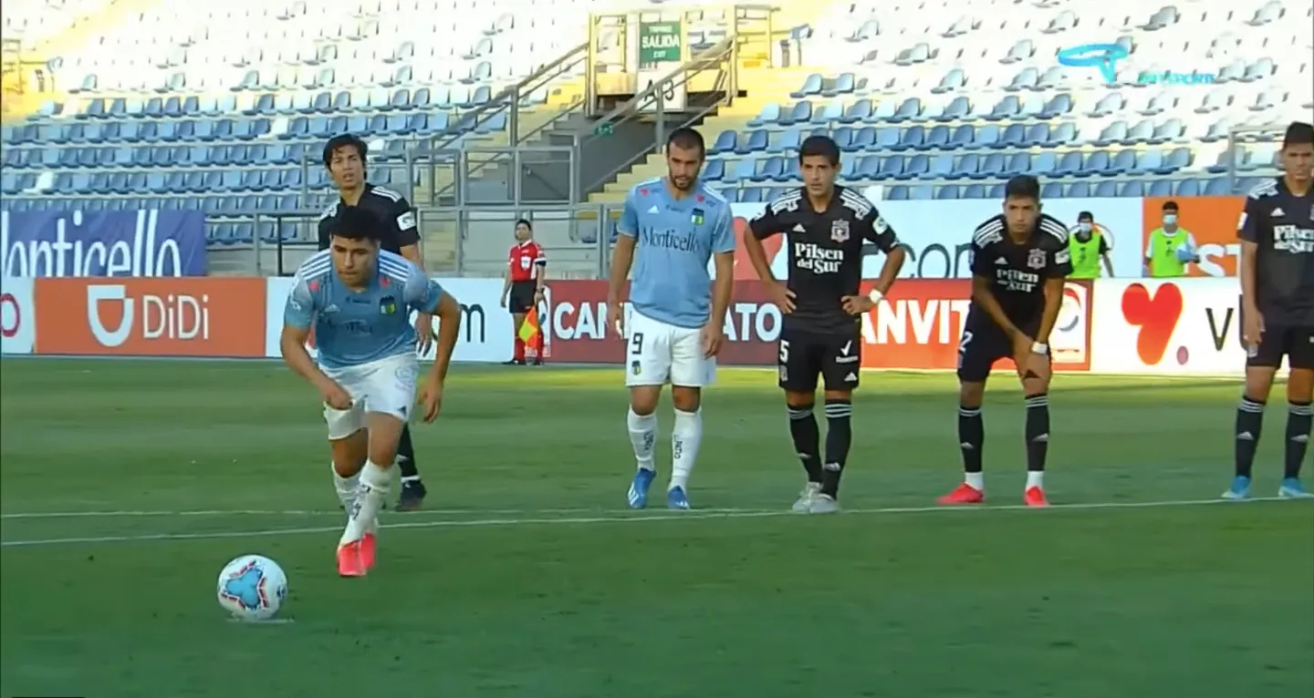 Alarcón no falló y marcó el penal sobre Colo Colo. Posteriormente los albos se salvaron en el partido de la promoción.