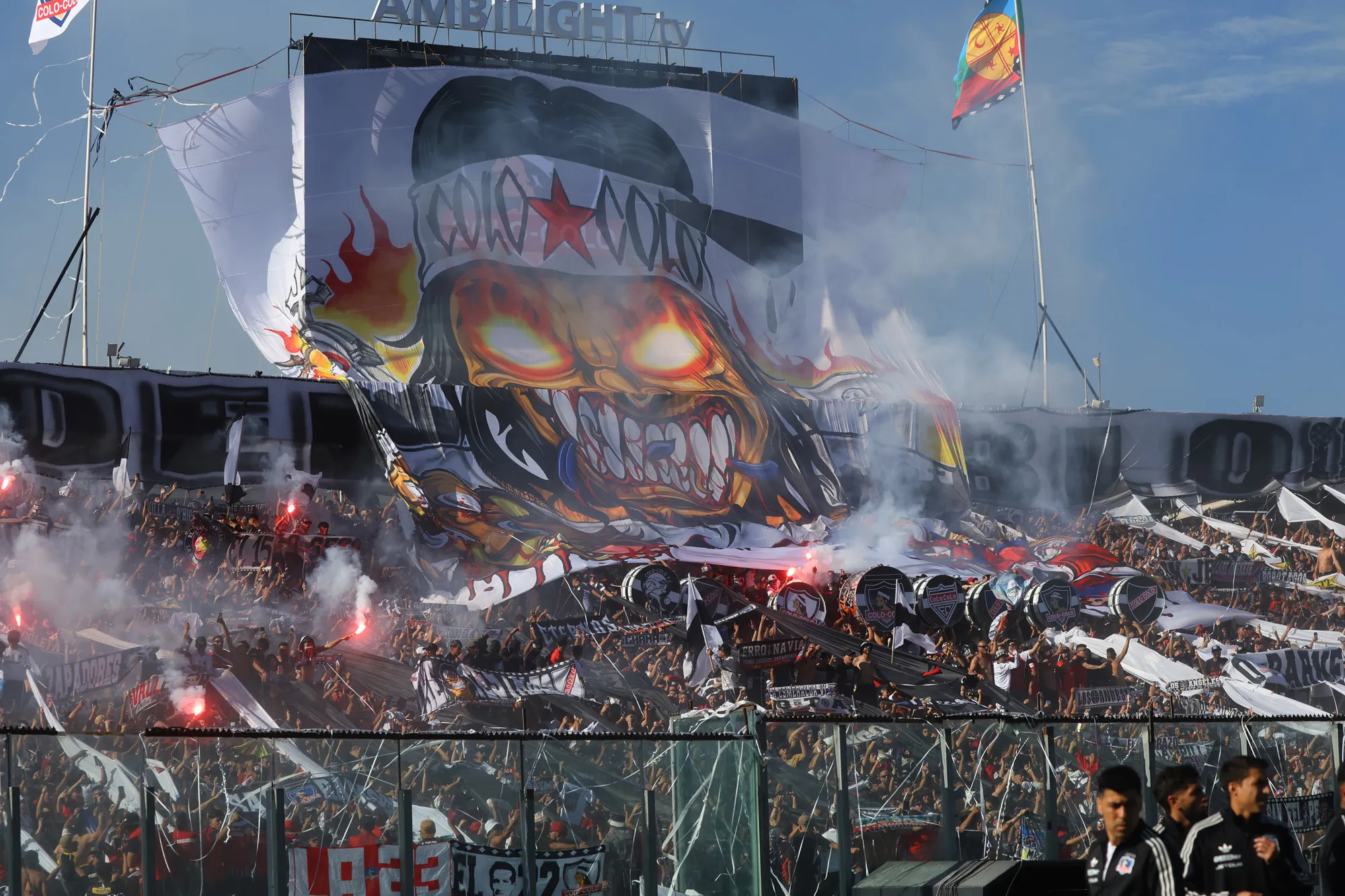 No aprenden ni entienden: Colo Colo denuncia que barristas irrumpieron de madrugada en el estadio Monumental… encontraron más de 6 mil fuegos artificiales escondidos en los baños.