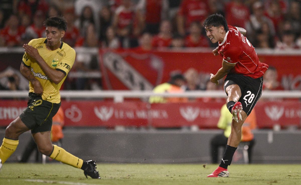 Los chilenos salvan a Gustavo Quinteros: golazos de Maxi Gutiérrez y Lautaro Millán en Independiente