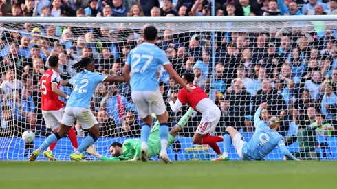 Manchester City lo vuelve a cazar al Arsenal en la cima de Premier League.