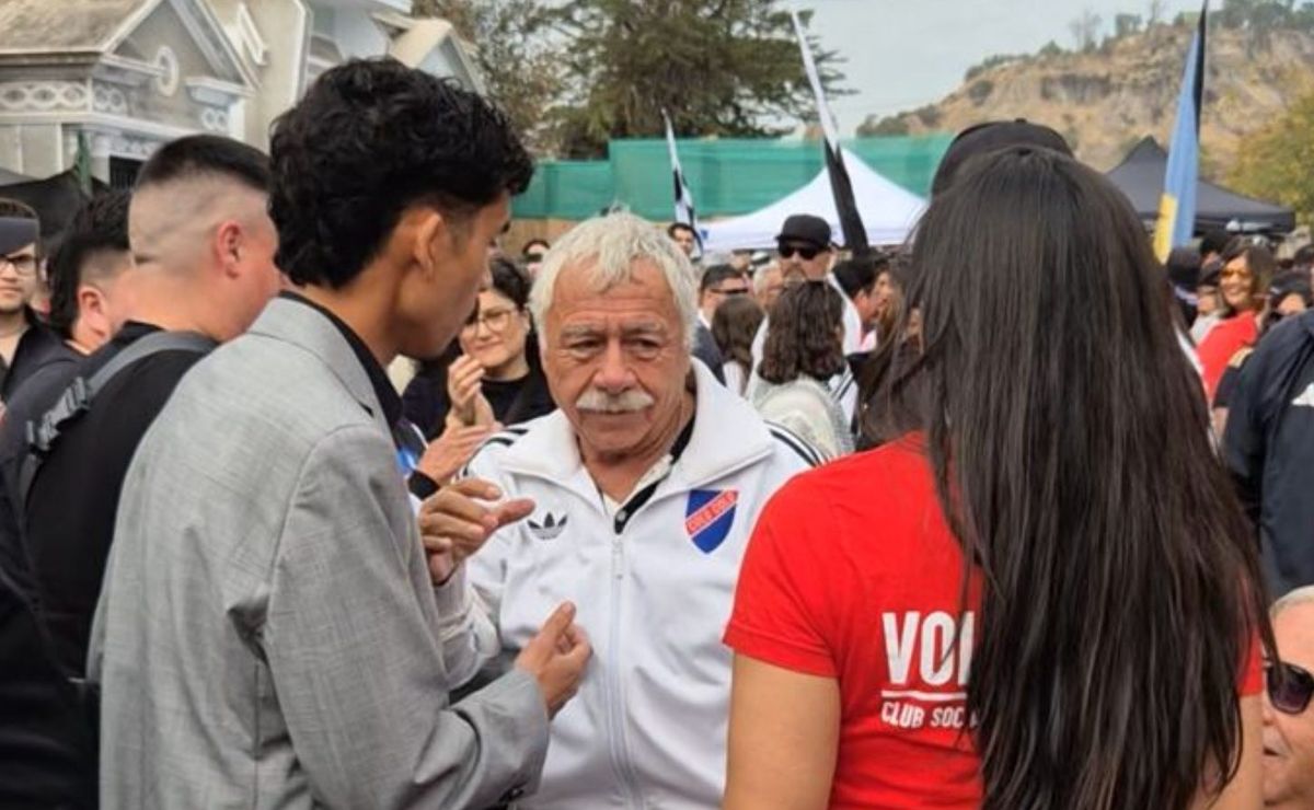 Carlos Caszely fue ovacionado en la romería de Colo Colo: hasta las lágrimas