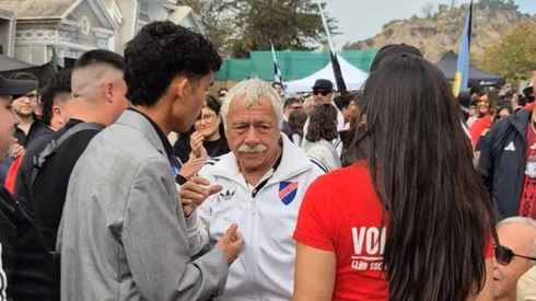Carlos Caszely fue ovacionado por los hinchas de Colo Colo.