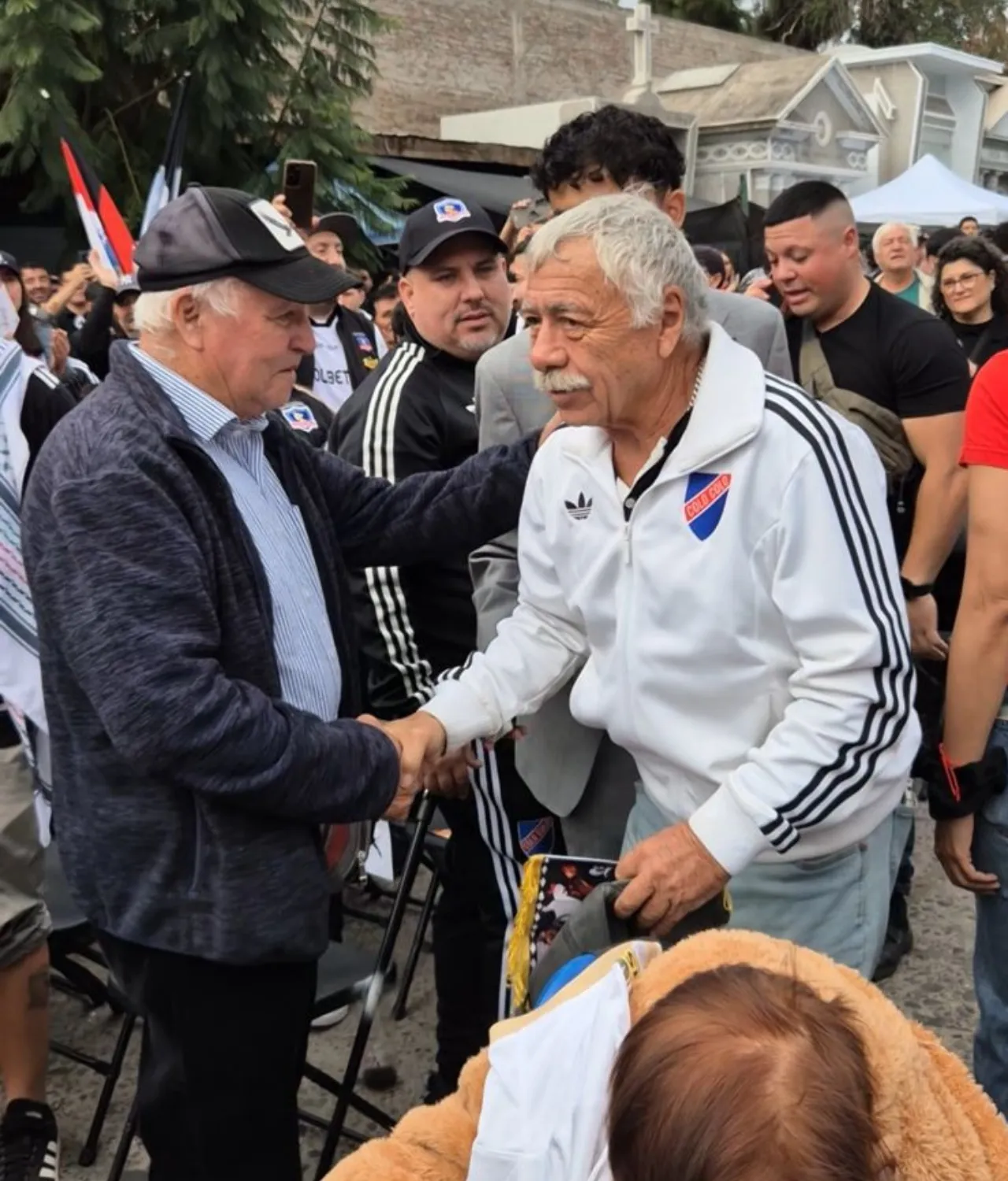 Carlos Caszely participó con los hinchas de Colo Colo en la romería. Foto :Redgol.