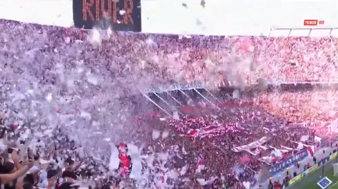 La salida de River con 50 toneladas de papel en el Superclásico.
