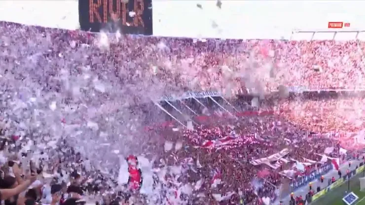 La salida de River con 50 toneladas de papel en el Superclásico.